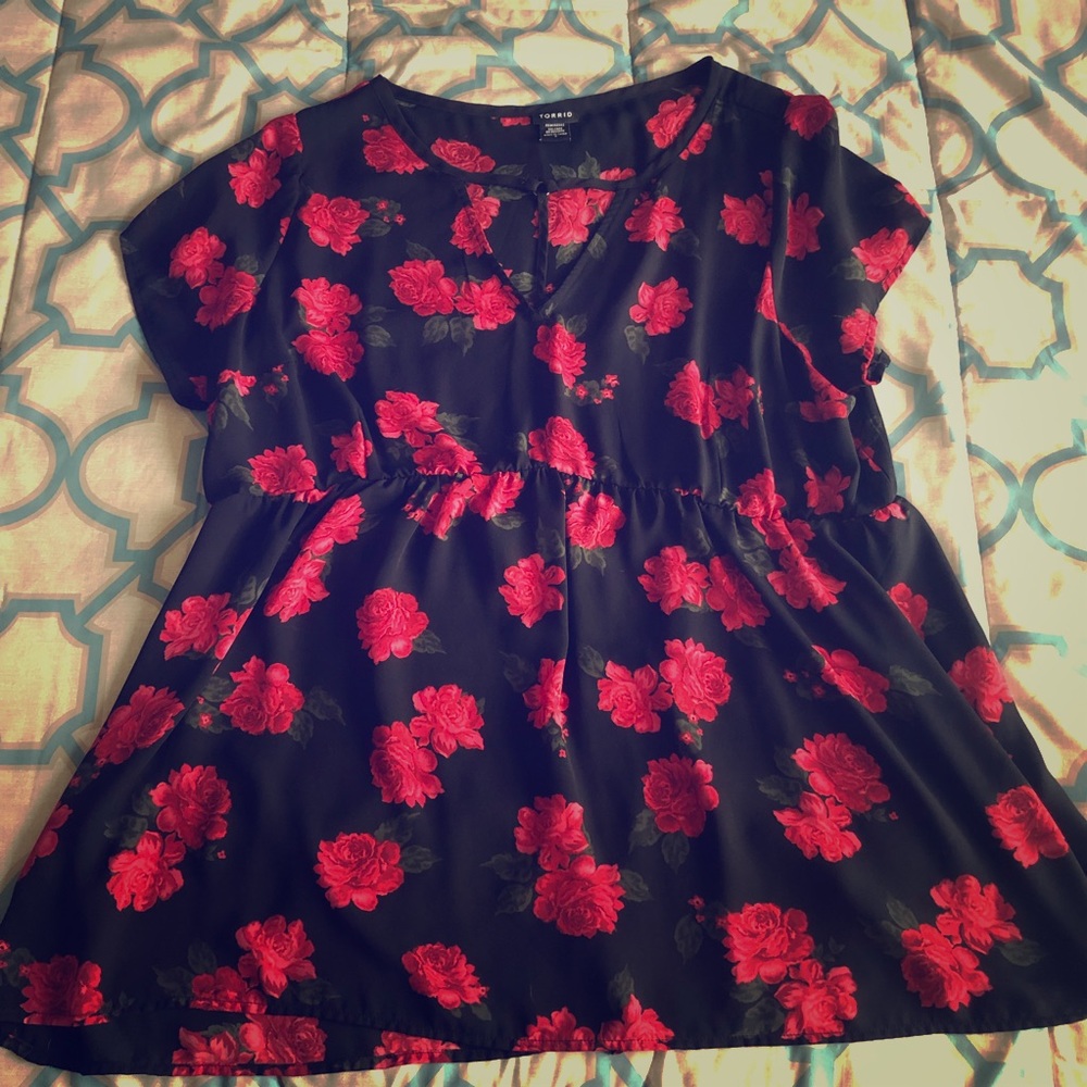 TORRID SIZE 2 Black and red blouse